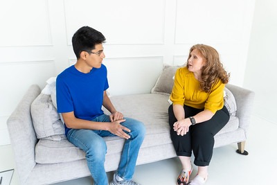 53087046400_7e5b5437e0_w women talking to man on couch